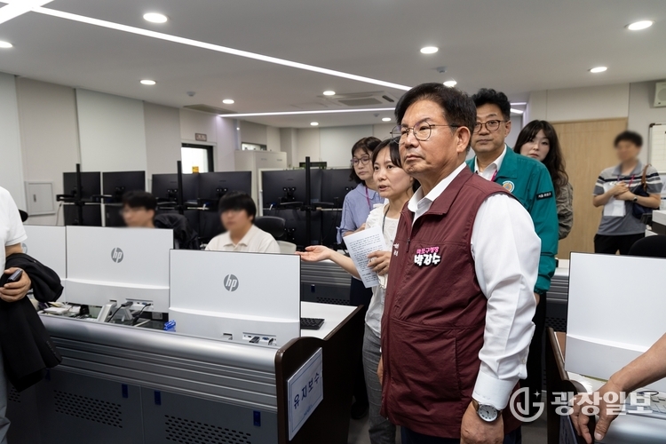 박강수 마포구청장이 CCTV 통합관제센터를 방문해 AI 실종자 고속검색시스템 운영 상황을 확인하고 있다.