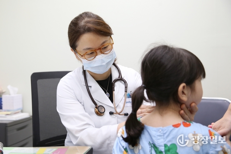 서울아산병원 소아청소년종양혈액과 김혜리 교수(왼쪽)가 소아급성림프모구백혈병 환아를 진료하고 있다.