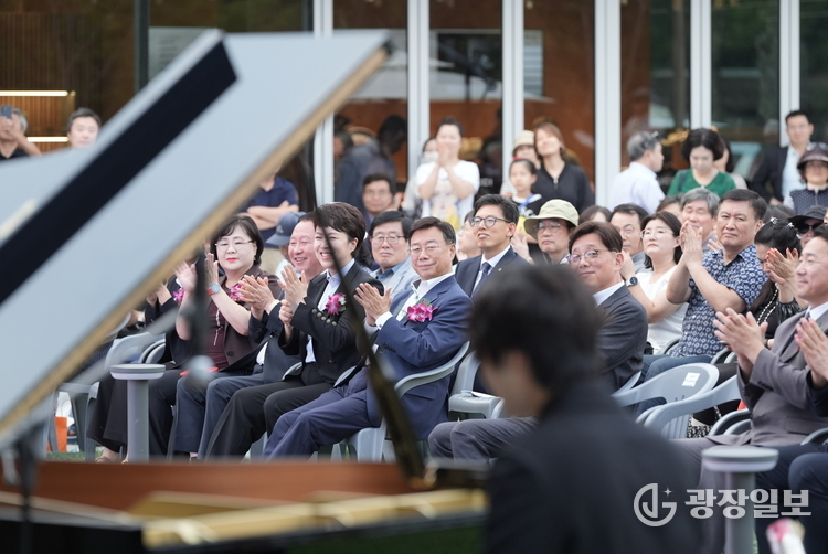 신상진 성남시장과 개관식 참석자들이 뮤직홀 개관 축하 공연을 감상하고 있다.