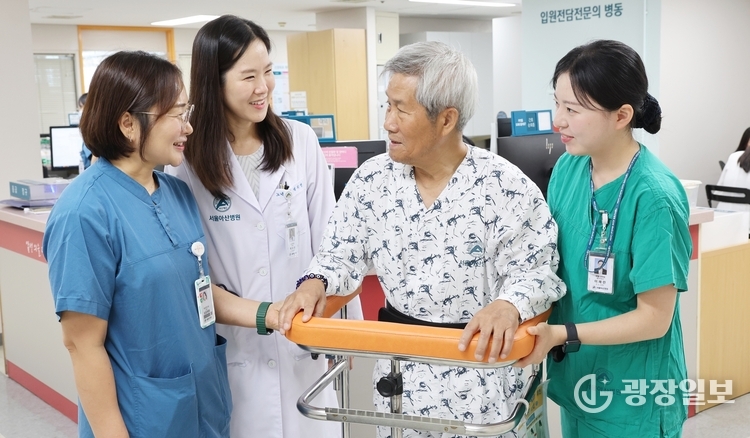 백지연 서울아산병원 노년내과 교수(왼쪽에서 두 번째)와 의료진이 노년 입원 환자의 거동 상태를 살펴보며 허약 수준을 평가하고 있다.