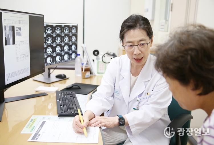  이은주 서울아산병원 노년내과 교수가 노년 환자의 허약 수준에 맞는 운동법을 설명하고 있다.