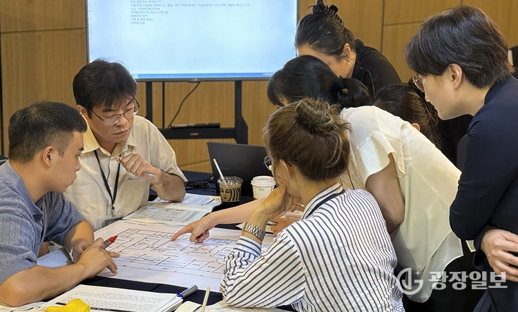 지난해 7월 신종감염병 대비 도상 훈련 때 감염병 역학조사 및 방역조치 토의 중