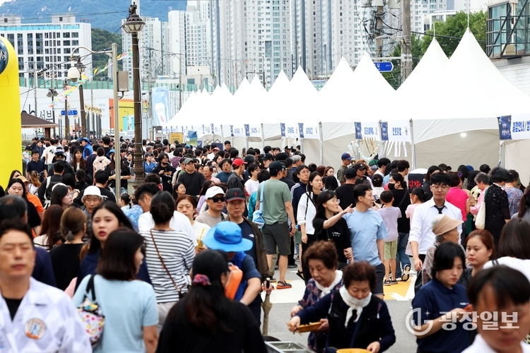  2024 석계역 달빛야행 부스를 둘러보는 인파
