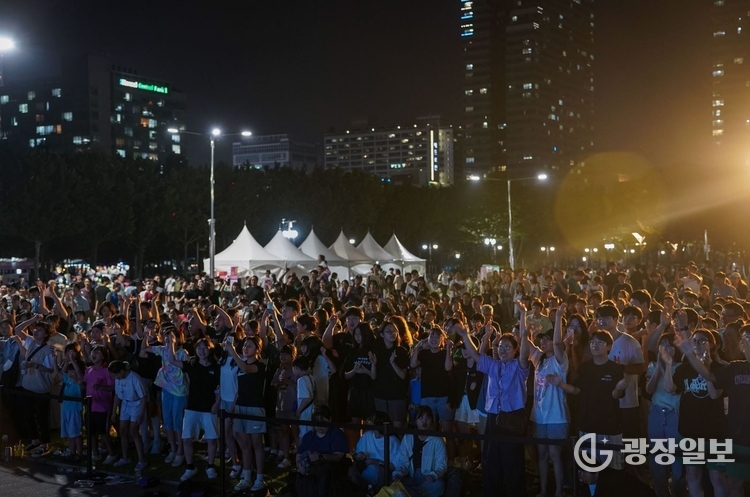 2024년 제5회 안양청년축제(환호하는 청년 관중)