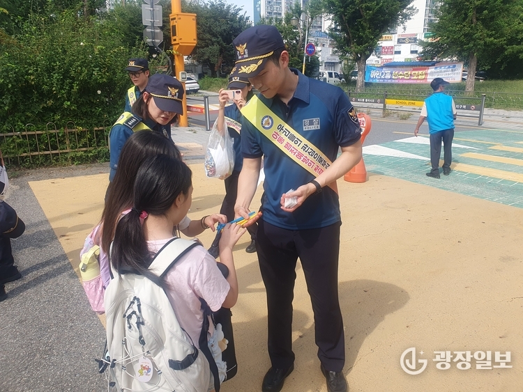 광명경찰서(서장 양동재)가 지자체 및 지역 협력단체와 함께 합동순찰을 실시했다.