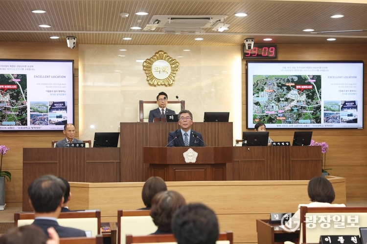제258회 임시회에서 시정질문하는 이윤하 의원