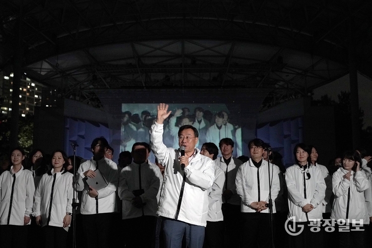 신상진 성남시장이 2025 성남페스티벌 개막식에 참석해 시민들에게 인사말을 전하고 있다