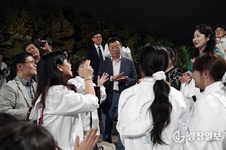 개막식을 마치고 시민들과 대화를 나누고 있다