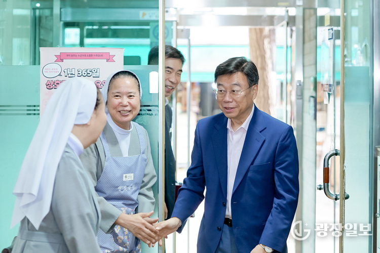 신상진 성남시장이 23일 추석 명절을 앞두고 노인요양시설인 인보의집을 방문해 시설 관계자들과 인사를 나누고 있다