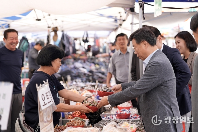 지역경제상권과-신상진 성남시장이 29일 추석을 앞두고 모란민속5일장을 방문, 상인들과 인사를 나누며 장바구니 물가를 점검하고 있다.