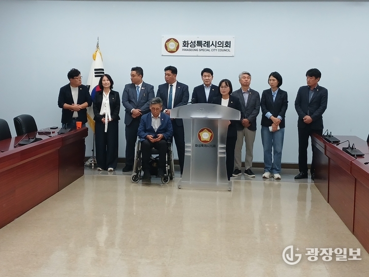 화성시의회 더불어민주당 소속 의원 12명이 최근 발생한 정명근 화성시장 폭행 사건과 관련해 강한 유감을 표명