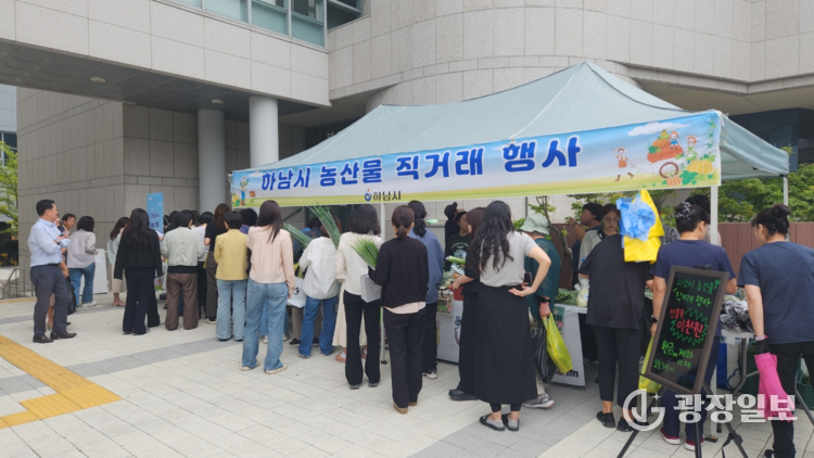 30일, 시청 별관 앞마당에서 개최된 ‘추석 명절 맞이 농산물 직거래 행사’모습