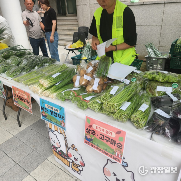 30일, 시청 별관 앞마당에서 개최된 ‘추석 명절 맞이 농산물 직거래 행사’모습