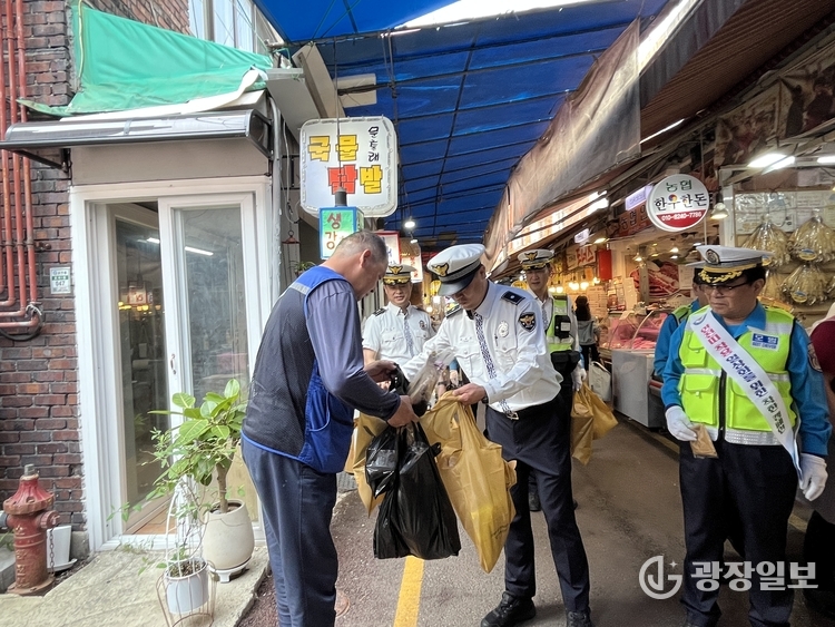 안양동안경찰서(서장 이원일 총경)는 호계시장에서 시장을 찾은 시민들을 대상으로 ‘교통질서 확립 캠페인’을 펼쳤다.