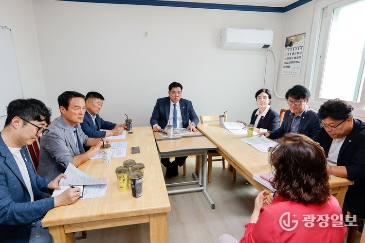 화성특례시의회 도시건설위원회 위원들이 복지시설을 방문해 기관현황을 청취하고 있다.