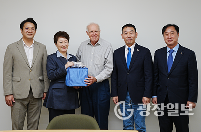  미국 상공회의소(USCC) 초청으로 미국을 방문 중인 이언주 더불어민주당 최고위원이 8일(미국 현지시간) 캘리포니아 스탠퍼드대학교에서 존 헤네시 알파벳 회장과 만났다.