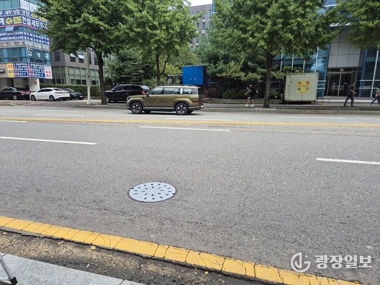 안양시 수원지법 안양지원 옆 도로에 설치한 맨홀충격방지구 실증 사진