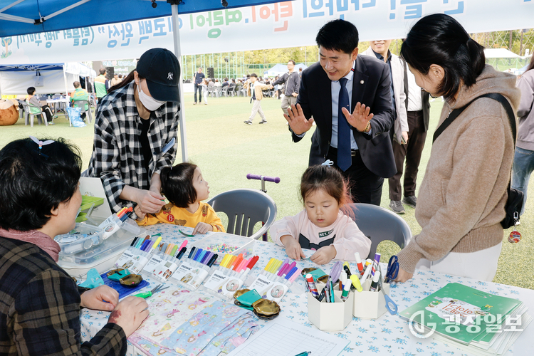 어린이 손님과 반갑게 인사하는 배정수 의장