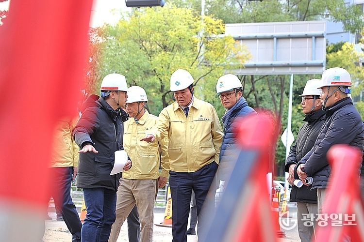 최대호 안양시장 범계역 인근 지역난방 열수송관 파열사고 현장 방문 사진1(25년 10월 28일 오후 3시30분)