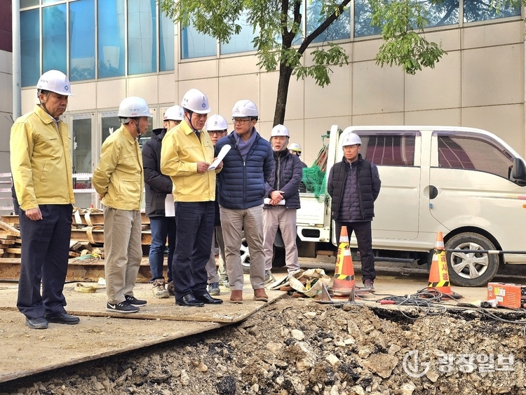 최대호 안양시장 범계역 인근 지역난방 열수송관 파열사고 현장 방문 사진2(25년 10월 28일 오후 3시30분)