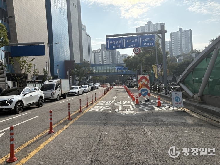 GS파워의 열수송관 파열사고가 발생한 안양 범계역 인근 모습 사진(2025년 10월 31일 오전 10시경)