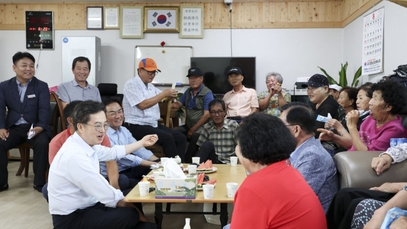 김동연 지사, 민생경제 현장투어 첫날…“어르신·상인과 함께 숨 쉬는 도정”