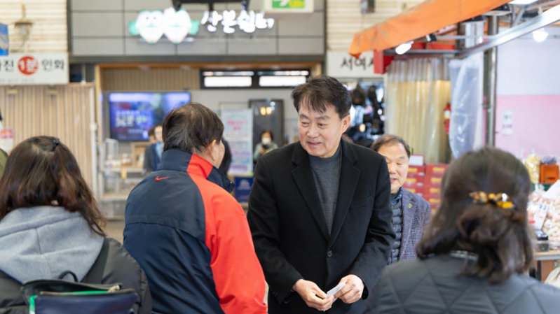 하은호 군포시장, 설 앞두고 전통시장 장보기…상인 격려 및 민생 소통