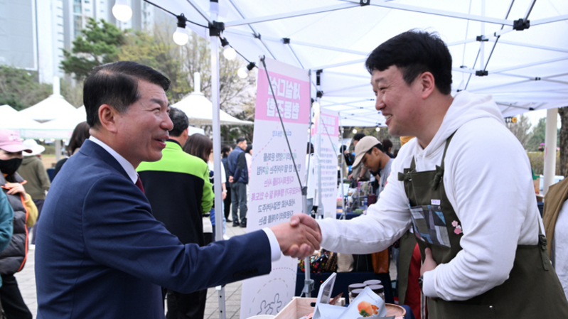 "꽃차 완판!" 벚꽃 아래 팝업스토어에 6천명 인파 몰려