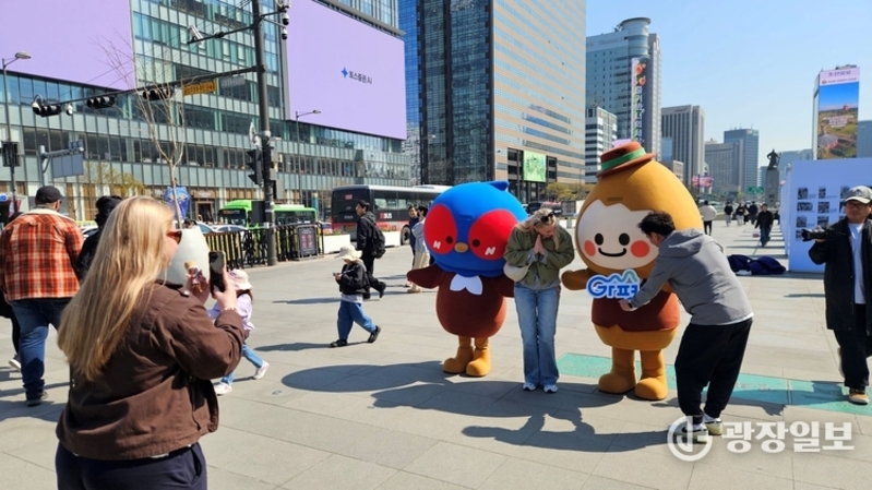서울 명소 누비는 가평군 캐릭터…'갓평이·송송이' 영상 촬영 눈길