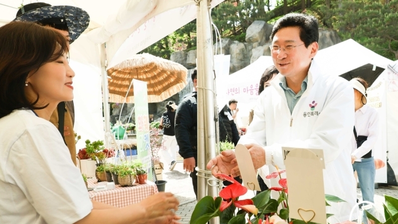 "봄꽃 포토존 인기 만점"…용인 농촌테마파크 행사에 가족 발길