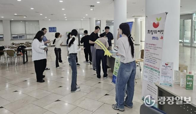 화성시동부보건소 관계자들이 11일 수원과학대학교에서 장기기증 캠페인을 하고 있다