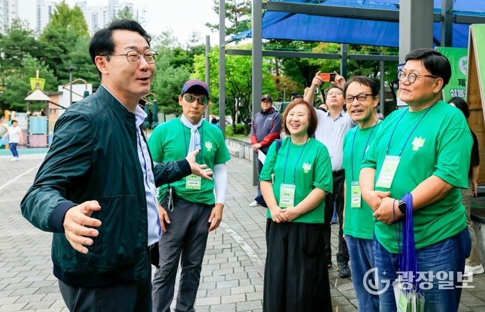 정명근 화성특례시장이 봉담삼담축제 운영진을 격려하고있다