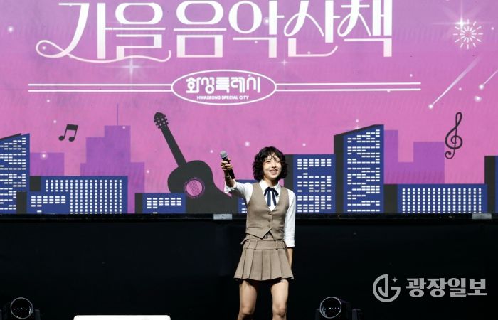 가수 정예원이 열창하고 있다'