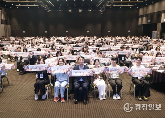 정명근 화성특례시장과 화성특례시 신규 공직자들이 16일 기념촬영을 하고 있다