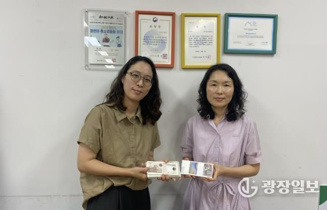 초록우산 어린이재단이 17일 화성특례시에 취약계층 아동을 위한 후원물품(상품권)을 전달하고 기념촬영하고 있다(사진 왼쪽 서지수 초록우산 어린이재단 팀장, 오른쪽 이연옥 영유아보육과장)