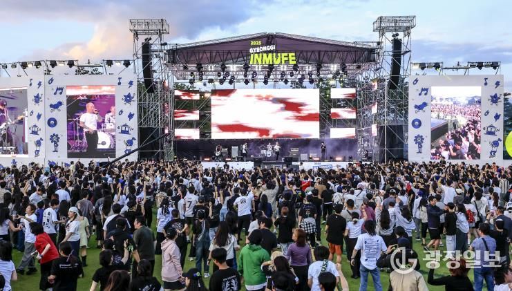 20일 2025 경기인디뮤직페스티벌에서 가수 노브레인이 열띤 공연을 펼치고 있다