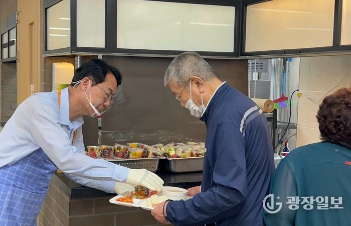정명근 화성특례시장이 26일 동탄치동천종합사회복지관 어르신들에게 점심식사 배식 봉사를 하고 있다
