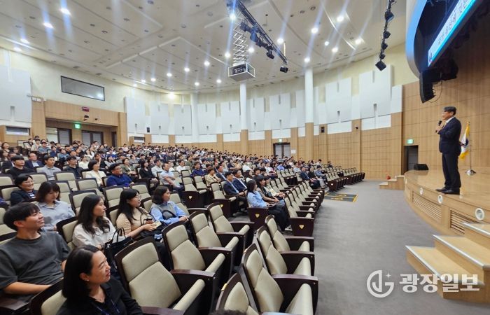 화성특례시가 26일 황원순 국가유산청 기획조정관을 초청해 공직자 대상 특강을 하고 있다