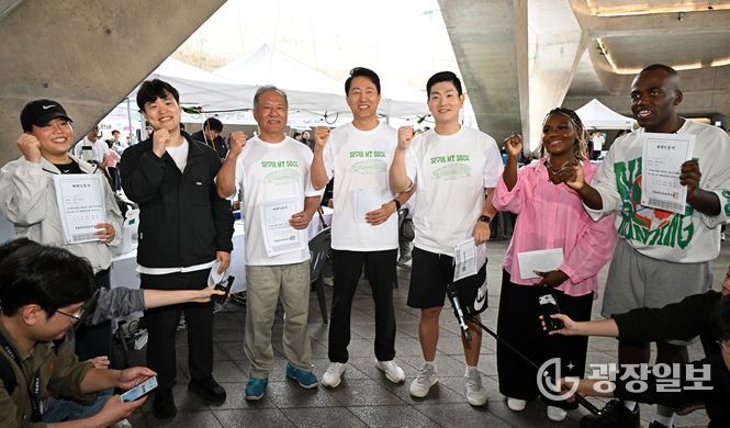 오세훈 서울시장이 10일(금) 동대문디자인플라자(DDP) 어울림마당에서 열린 '한가위 확·찐·살 확빼기' 챌린지에서 체력인증서를 들고 기념촬영하고 있다.