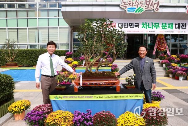 1. 보성군, ‘제3회 대한민국 차나무 분재대전’ · ‘2025년 전라남도 우수분재 대전’ 동시 개최_‘제2회 대한민국 차나무 분재대전’금상 작품(왼쪽_보성군수 김철우, 오른쪽_차나무분재협회장 임봉현)