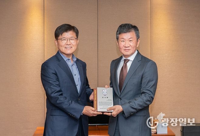 한국영 서울시설공단 이사장(왼쪽)이 14일 서울월드컵경기장에서 진행된 대한민국 대 파라과이의 국가대표 축구경기에 앞서 정몽규 대한축구협회 회장(오른쪽)으로부터 감사패를 전달받고 있다.