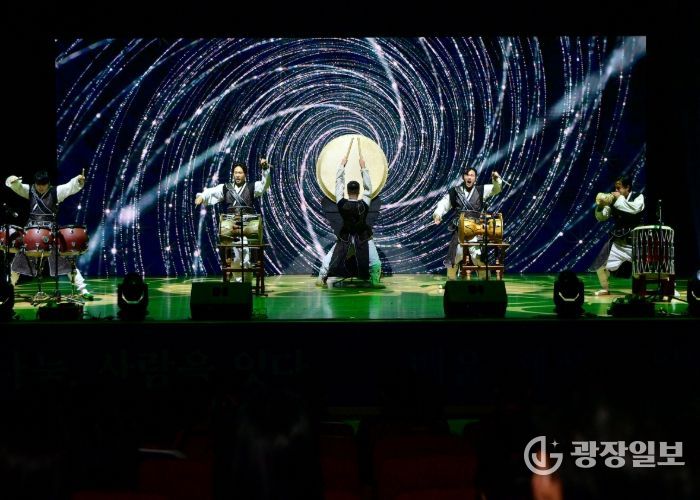 지난 9월 15일 장성아카데미 30주년 기념 공연을 맡은 '빛춤타'. 장성군 제공
