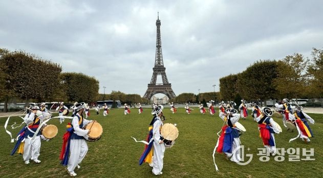 화천 청소년 풍물단이 지난 8일부터 14일까지, 프랑스 파리에서 진행된 해외교류 행사를 성공적으로 마쳤다