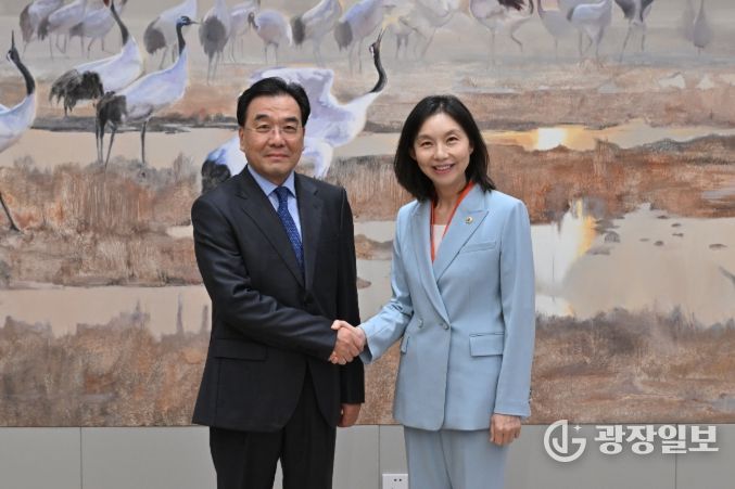 최호정 의장이 장쑤성 당서기와 MOU 체결 후 악수하는 모습