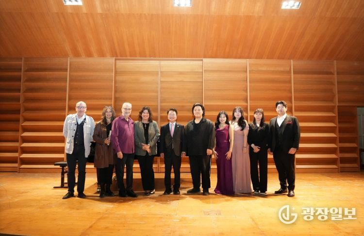 파르마시 국립음악원에서 한국학생들의 축하 연주 후 기념촬영