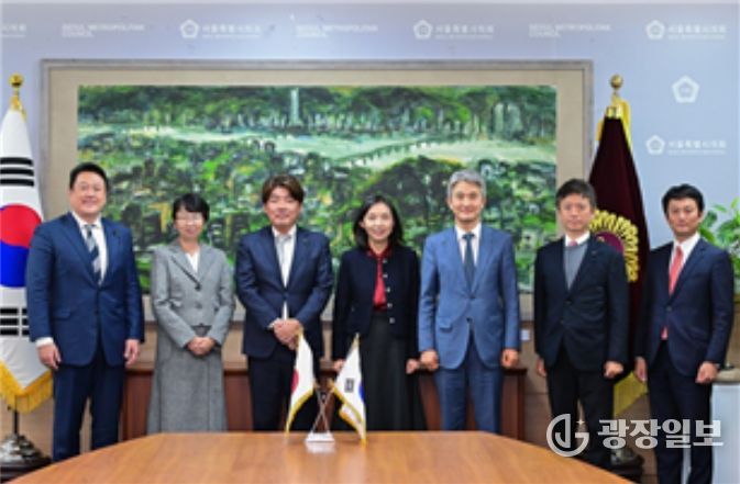 도쿄도의회 방문단과 기념 촬영하는 최호정 의장(가운데)