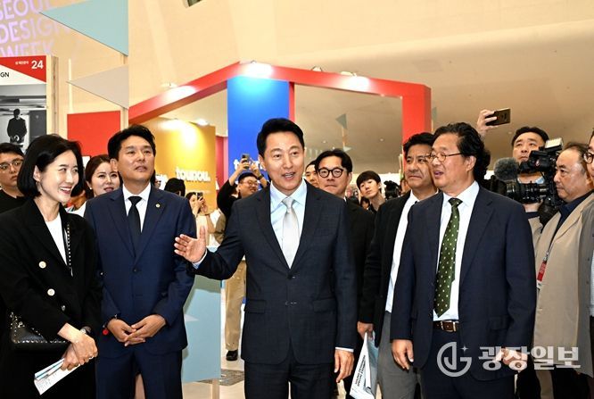 오세훈 서울시장이 15일 동대문디자인플라자(DDP)에서 열린 서울디자인위크 참석해 DDP디자인페어전시 부스를 관람하고 있다.