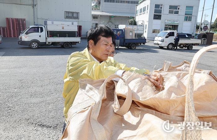 이상익 함평군수가 통합RPC를 방문해 공공비축미 확인하는 모습