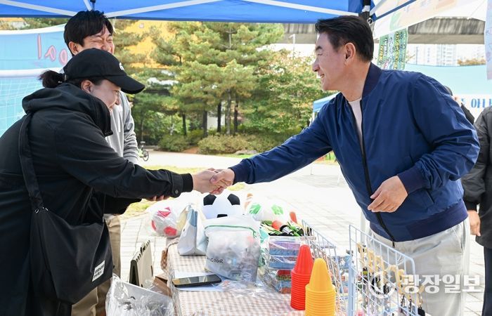 김동근 시장이 10월 26일 의정부2동 주민자치회의 ‘친환경 아나바다 장터’에 참석해 주민들과 소통하고 있다.