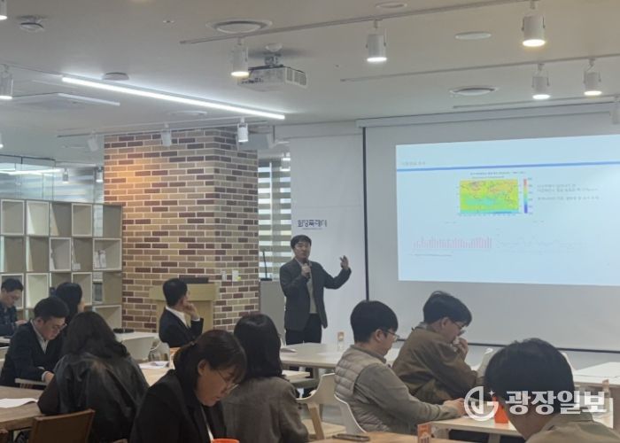 화성특례시가 31일 시민, 기업, 공공기관 관계자 등을 대상으로 탄소중립 역량강화 교육을 하고 있다